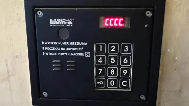 Ile trzeba zapłacić za zmianę kodu w domofonie? Oto zaskakujące ceny usług!