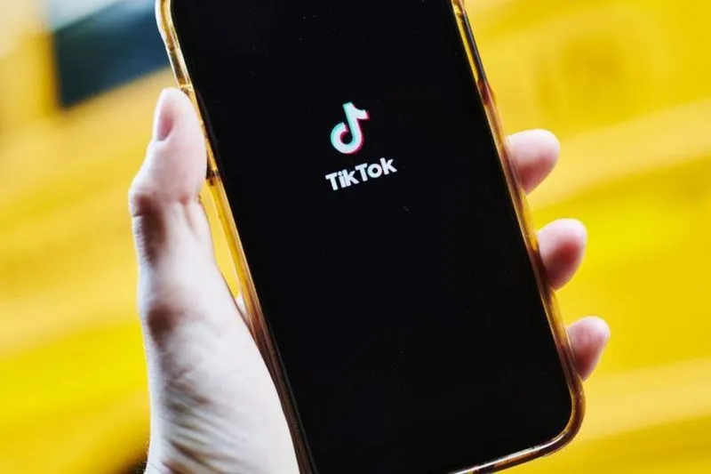 Jak usunąć napis TikTok z filmu? Prosty sposób bez utraty jakości